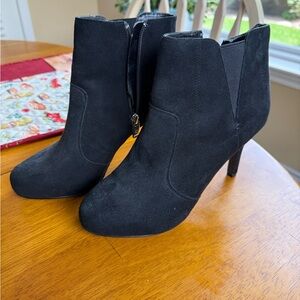 Rockport Black Heeled Boots Sleek Chelsea Style